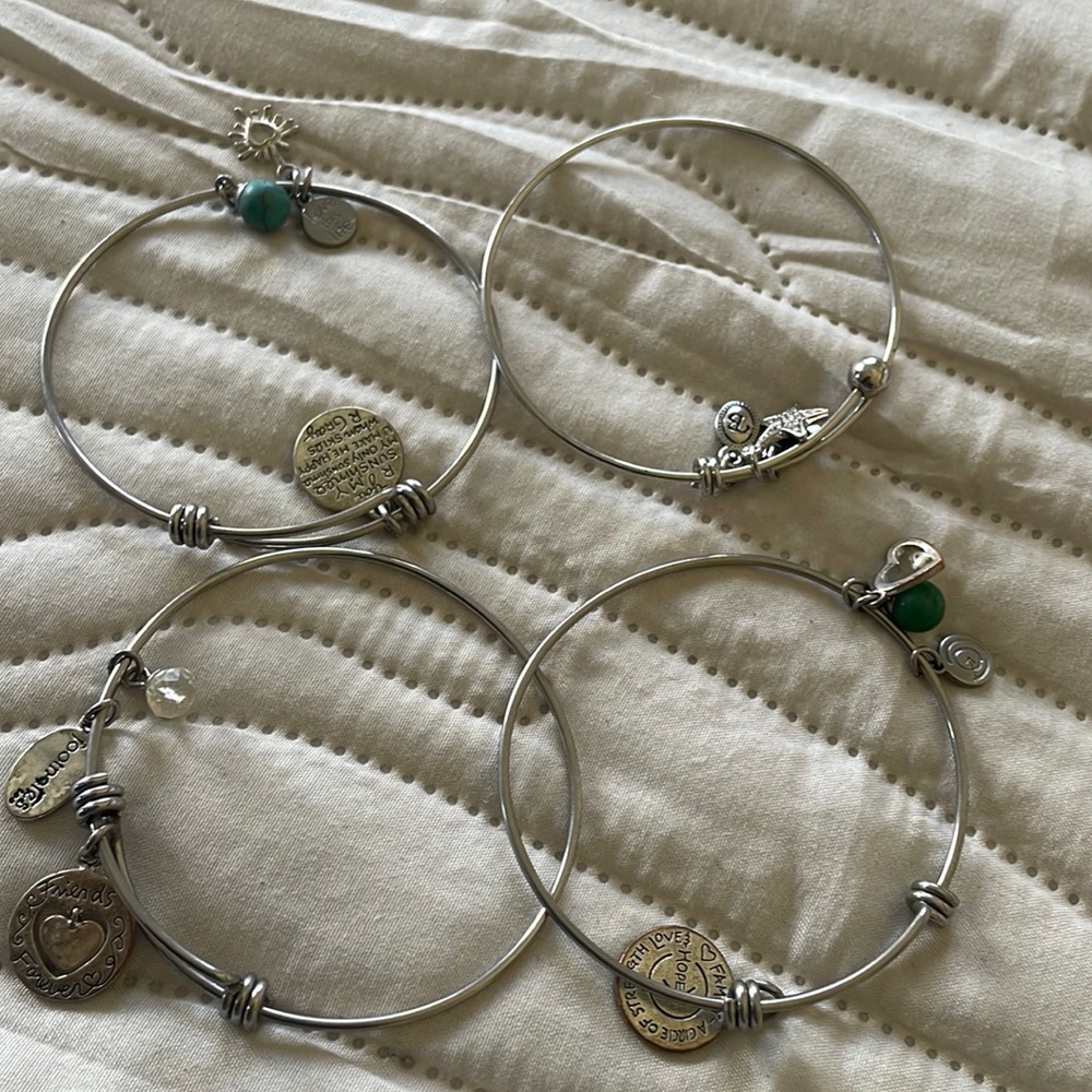 Set of 4 bangles in silver color